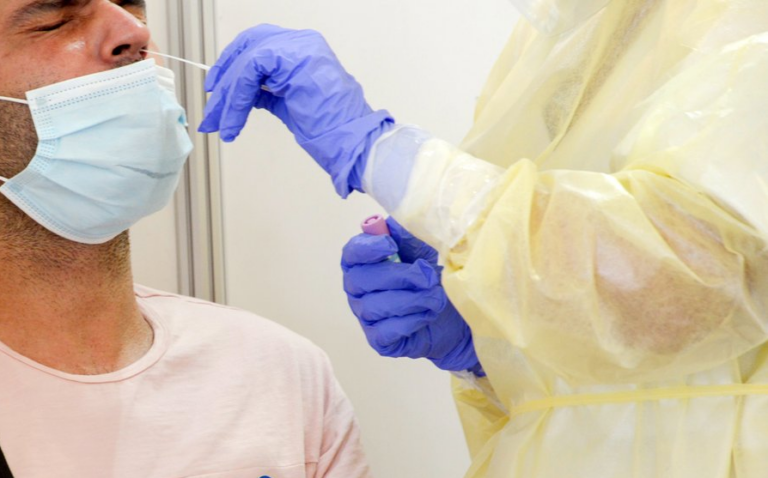 Las farmacias ya disponen del nuevo test para gripe y COVID-19 a la vez