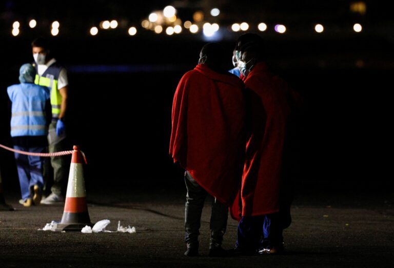 Localizan una embarcación con 119 personas cerca de El Hierro