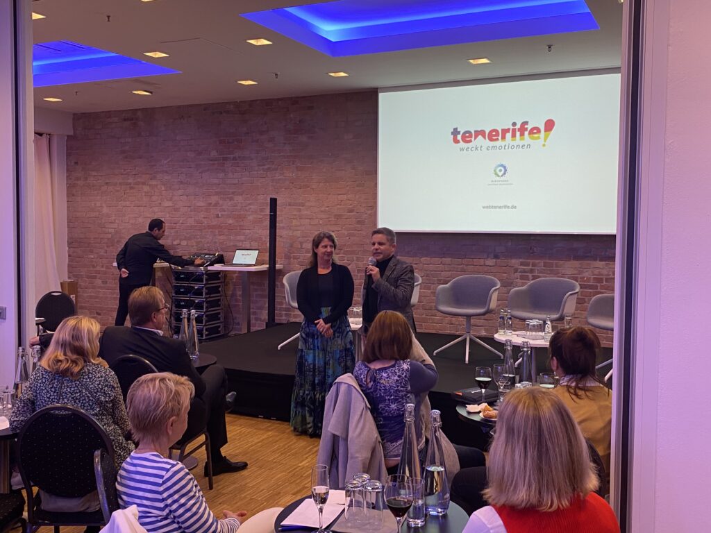 Tenerife ilumina Berlín con una original promoción apoyada en los protagonistas de la serie Balko