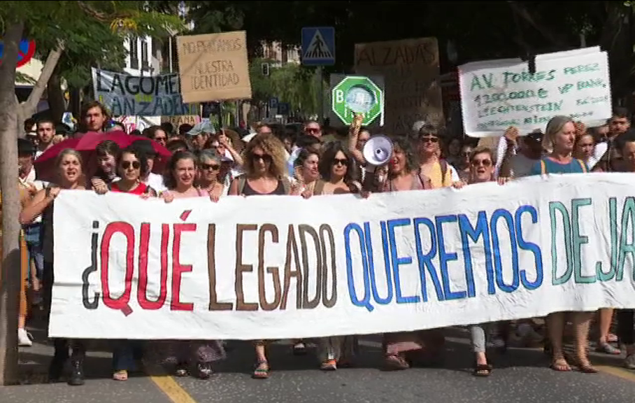 Una treintena de organizaciones sale a la calle en Tenerife para protestar contra los macroproyectos