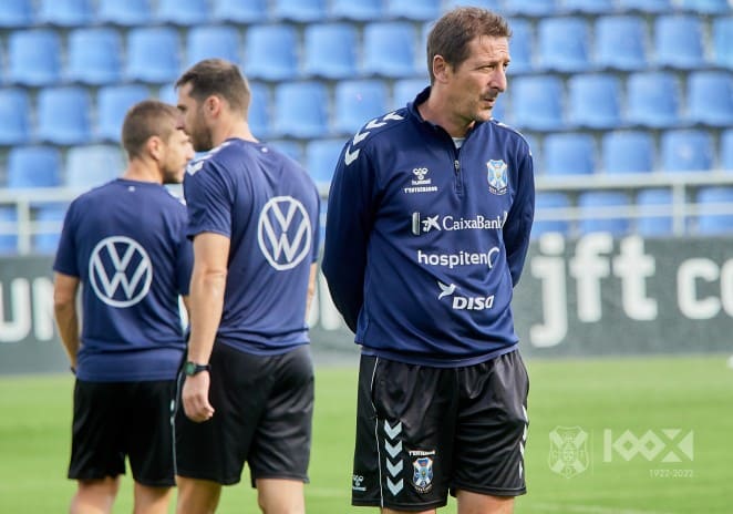 El Tenerife necesita ganar al Oviedo para curar la herida abierta en el derbi
