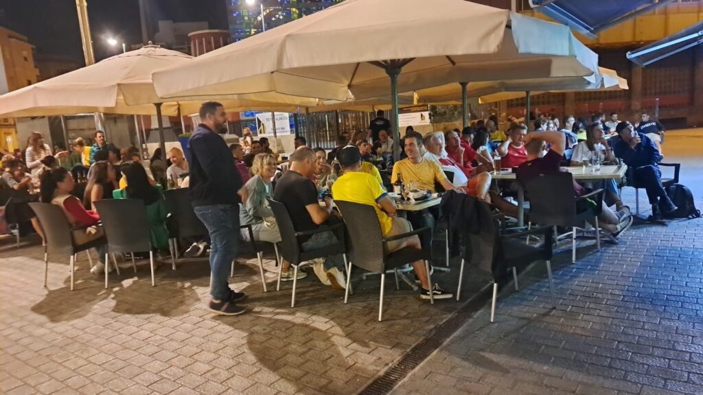 Aficionados disfrutan del partido en las calles.