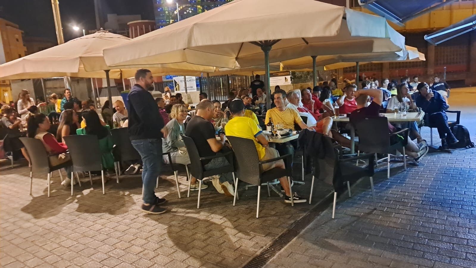 Aficionados disfrutan del partido en las calles.