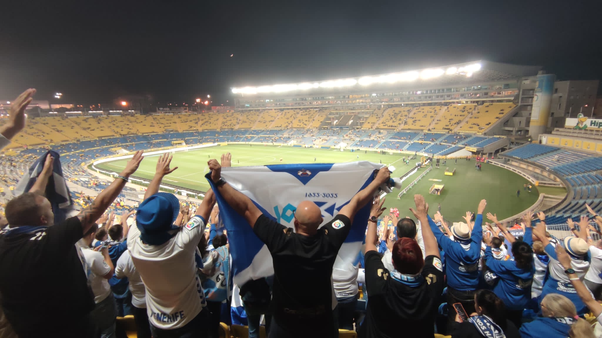 Aficionados CD Tenerife dentro del Estadio de Gran Canaria.