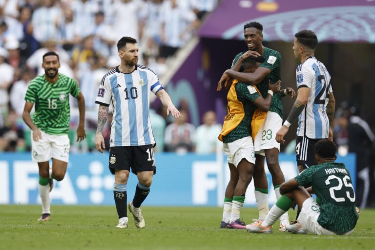 1-2 Argentina pierde en su debut en el Mundial