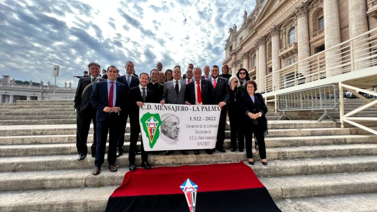 El Papa recibe al CD Mensajero por su centenario