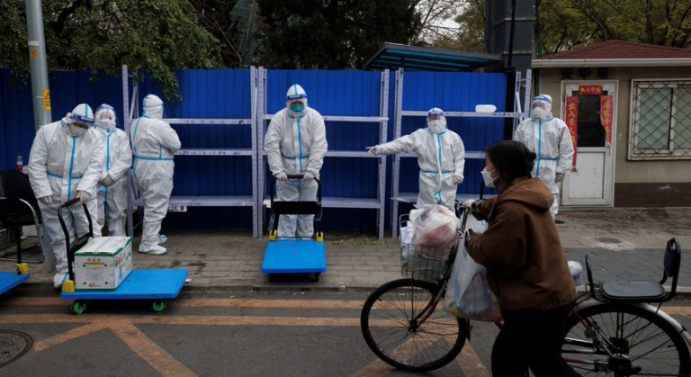 Gran despliegue de policías en China para evitar protestas contra las restricciones de COVID-19