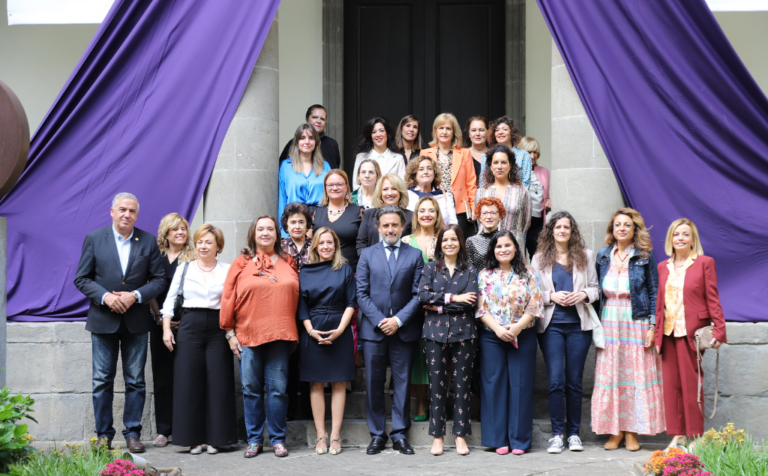 ‘Tras los pasos de Clara Campoamor’ en el Parlamento de Canarias