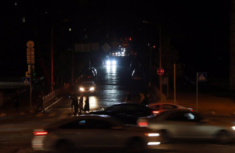 Ucrania mantiene los cortes de energía en siete regiones del país por tercer día