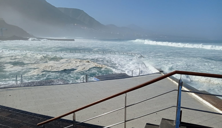 El fuerte oleaje golpea las costas canarias