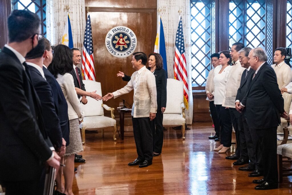 EEUU apoya a Filipinas y dice que "un ataque armado" implicaría "invocar la defensa mutua"