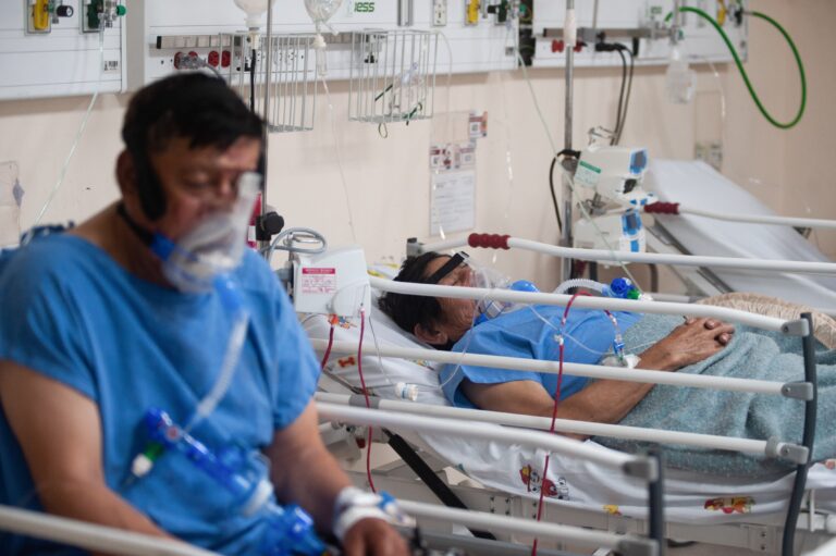 Decenas de muertos por ingerir alcohol adulterado vendido irregularmente en Ecuador