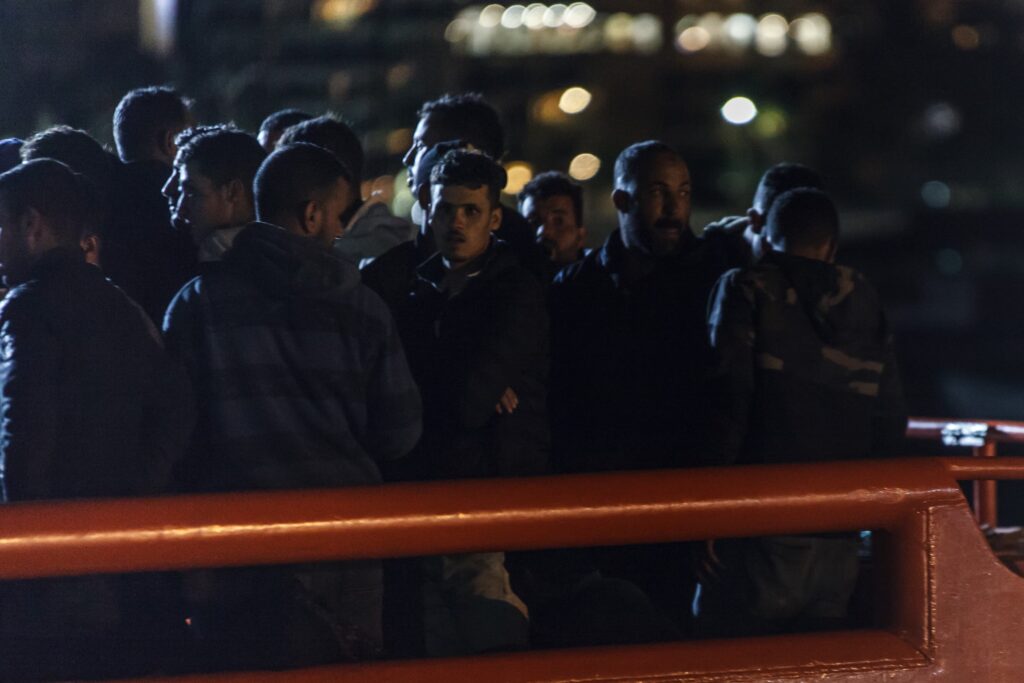 Rescatadas dos embarcaciones con cien personas cerca de Canarias