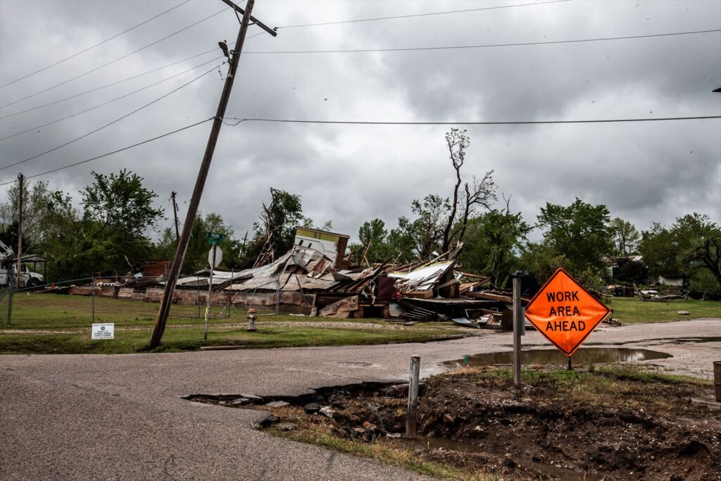 Al menos un muerto y diez heridos con el paso de los tornados en Texas y Oklahoma