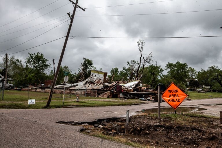 Al menos un muerto y diez heridos con el paso de los tornados en Texas y Oklahoma