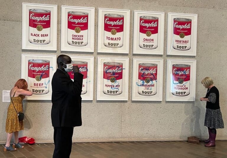 Activistas pintan y se pegan a los marcos de ‘Campbell’s Soup I’ en Australia