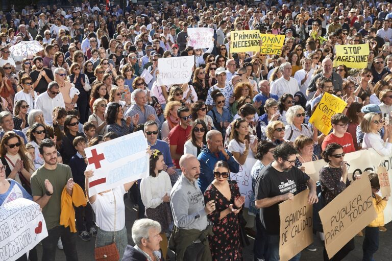Multitudinaria marcha en Madrid contra el plan sanitario de Ayuso