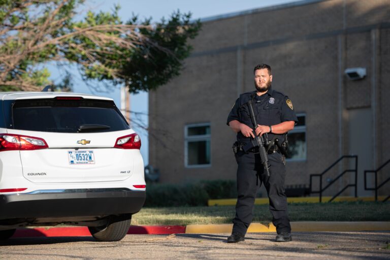 Al menos cinco muertos por un tiroteo en un club LGBTQ de Colorado