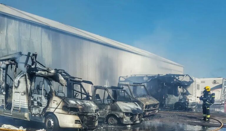 Arden 4 caravanas y otras 11 dañadas en el incendio de un parking en Arafo