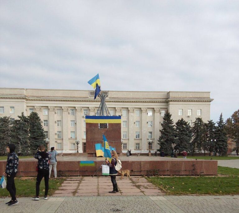 Ucrania iza su bandera en Jersón tras la retirada rusa