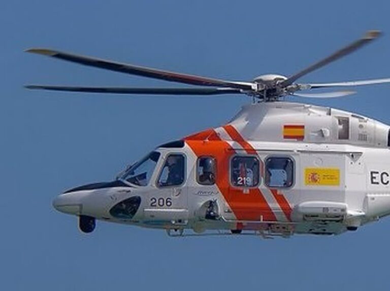 Hallan a un migrante agarrado a un bidón tras naufragar la patera en la que viajaba