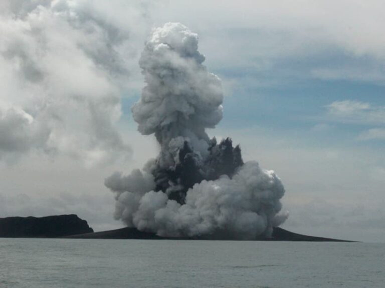 La Tierra tembló durante ocho horas tras la erupción del volcán Hunga-Tonga