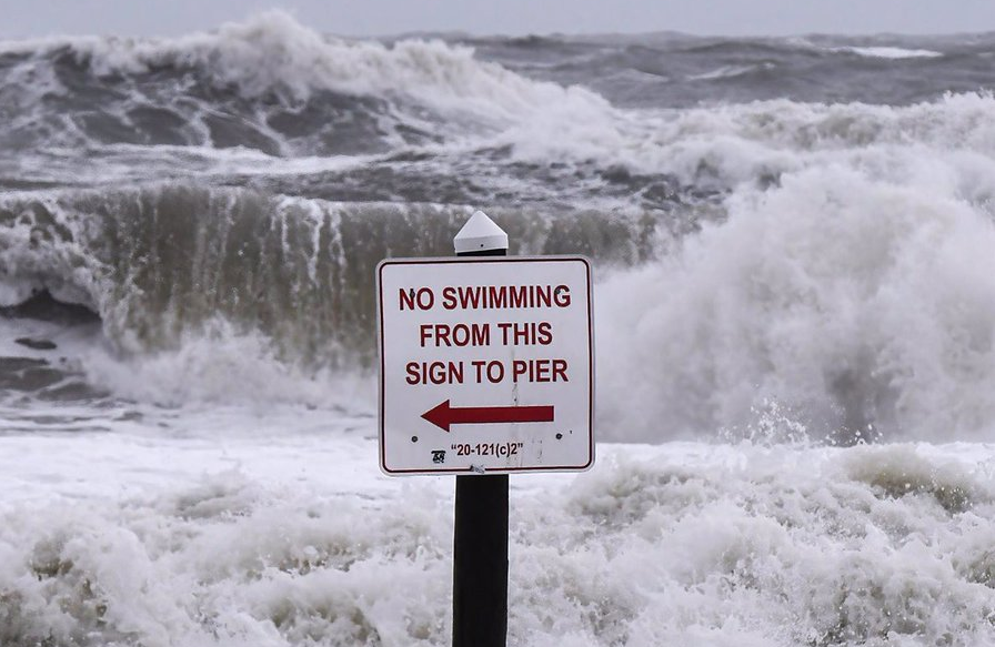El huracán 'Nicole' toca tierra en Florida