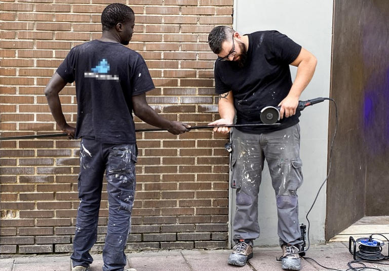 El Reglamento de Extranjería integró a cerca de 17.000 menores migrantes en un año