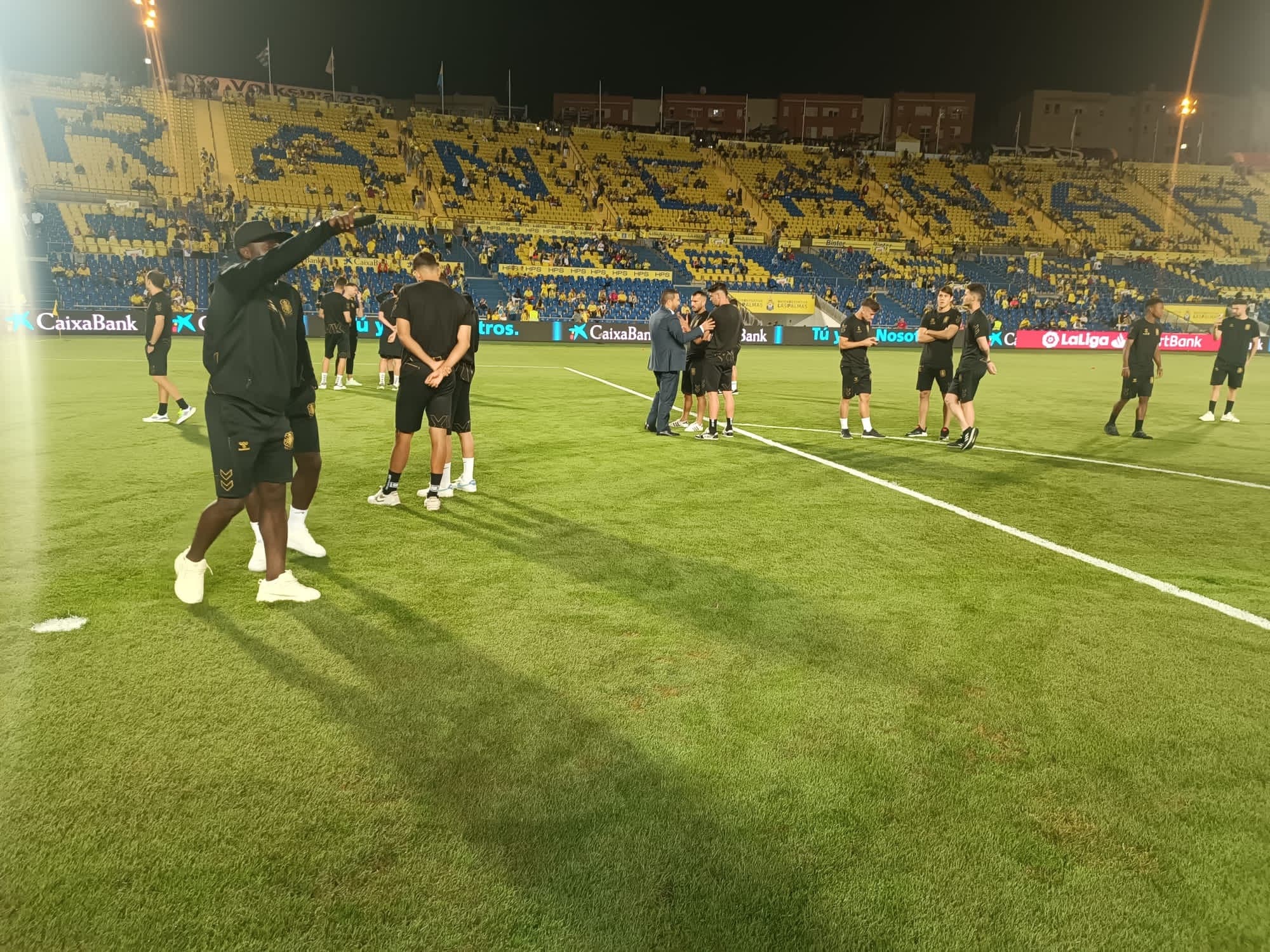 Jugadores del CD Tenerife sobre el césped del Estado del Gran Canaria.