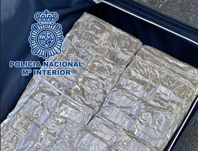 Detienen a un hombre en Gran Canaria cuando transportaba una maleta con 30 kilos de hachís en su coche