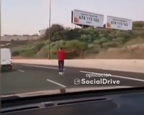 Detenido por circular con monopatín por la autopista del sur de Tenerife