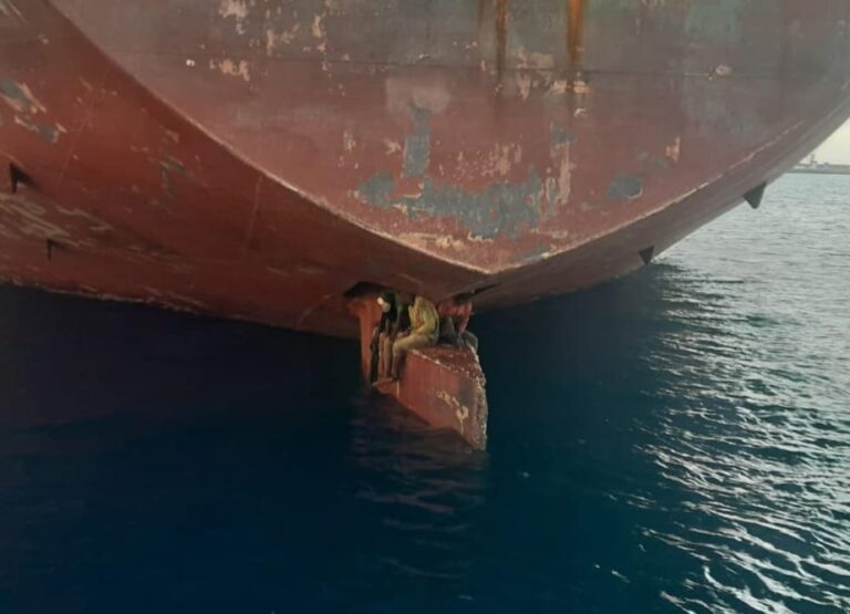 España revisa el caso de los polizones procedentes de Nigeria y admite a trámite el asilo