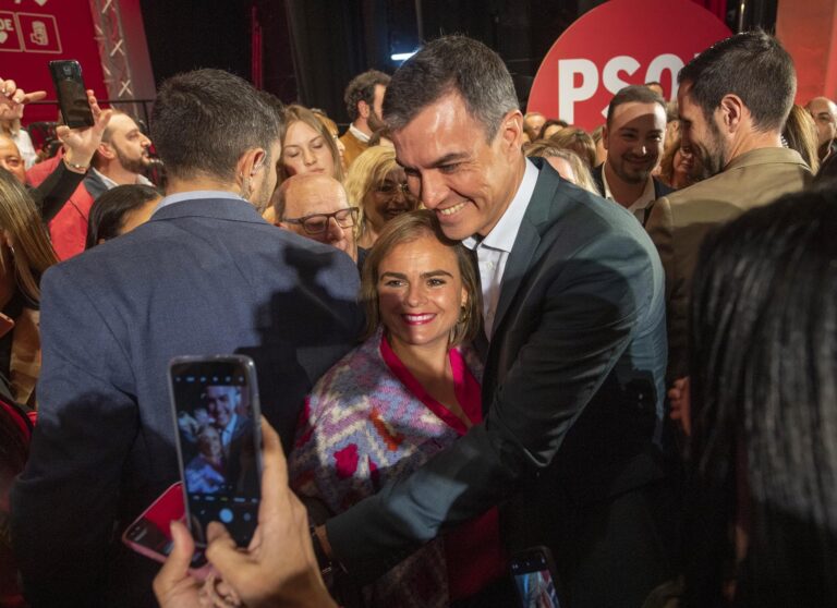 Sánchez defiende la «política útil» del PSOE y pone como ejemplo la gestión tras la erupción en La Palma