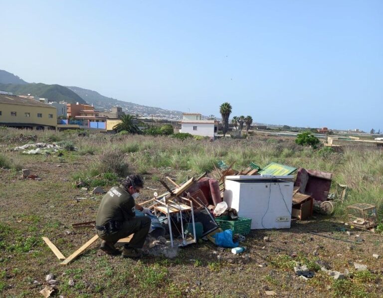 Buscan a los responsables de vertidos de basuras en La Laguna