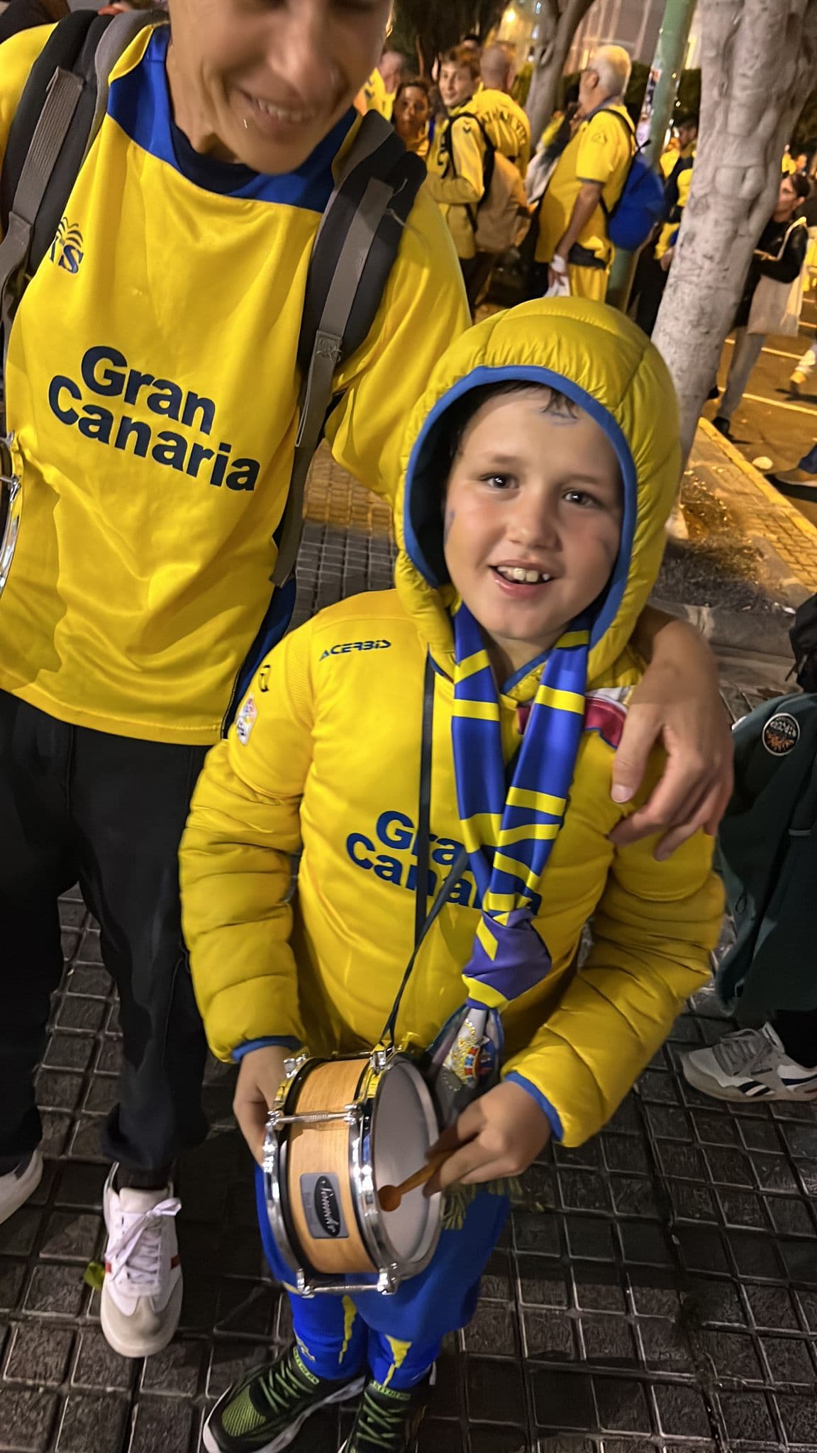Un niño ataviado con los colores de su equipo, dispuesto a animar a la UD Las Palmas.