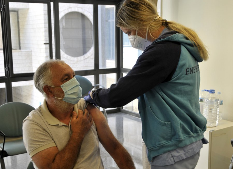 Más 100.000 dosis de nuevas vacunas contra la COVID-19 administradas en Canarias
