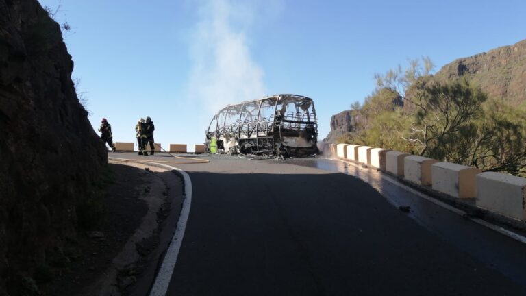 Una guagua de Titsa queda calcinada en Buenavista del Norte, Tenerife