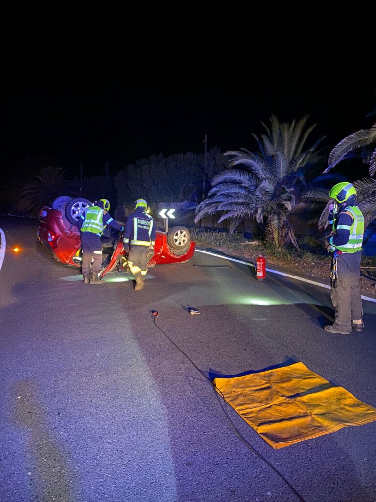 Vuelca un vehículo en la GC-65 y obstruye la vía