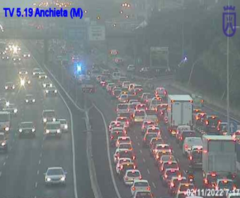 Un accidente origina un monumental atasco en la TF5