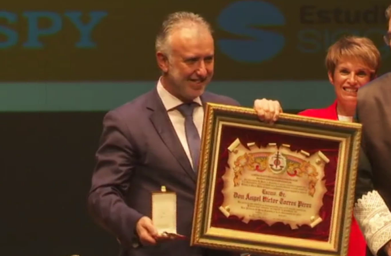 Nombran a Ángel Víctor Torres Colegiado de Honor