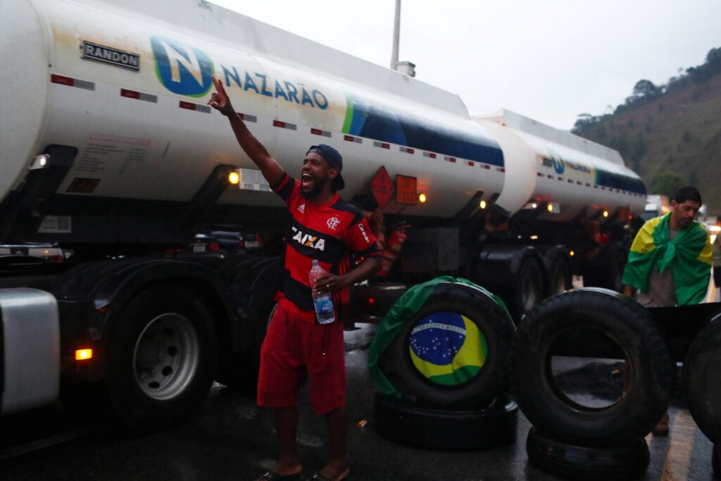 Partidarios de Bolsonaro bloquean las carreteras de Brasil