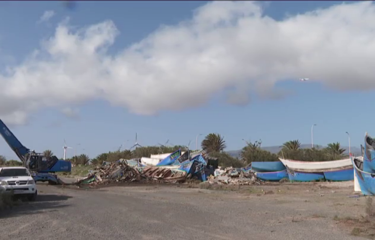 Retirada de los restos de pateras en el Polígono de Arinaga