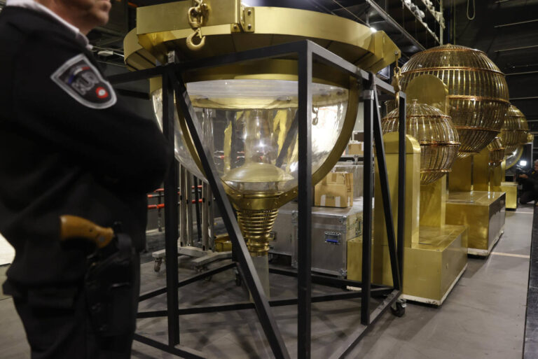 Los bombos de la Lotería de Navidad ya están en el Teatro Real