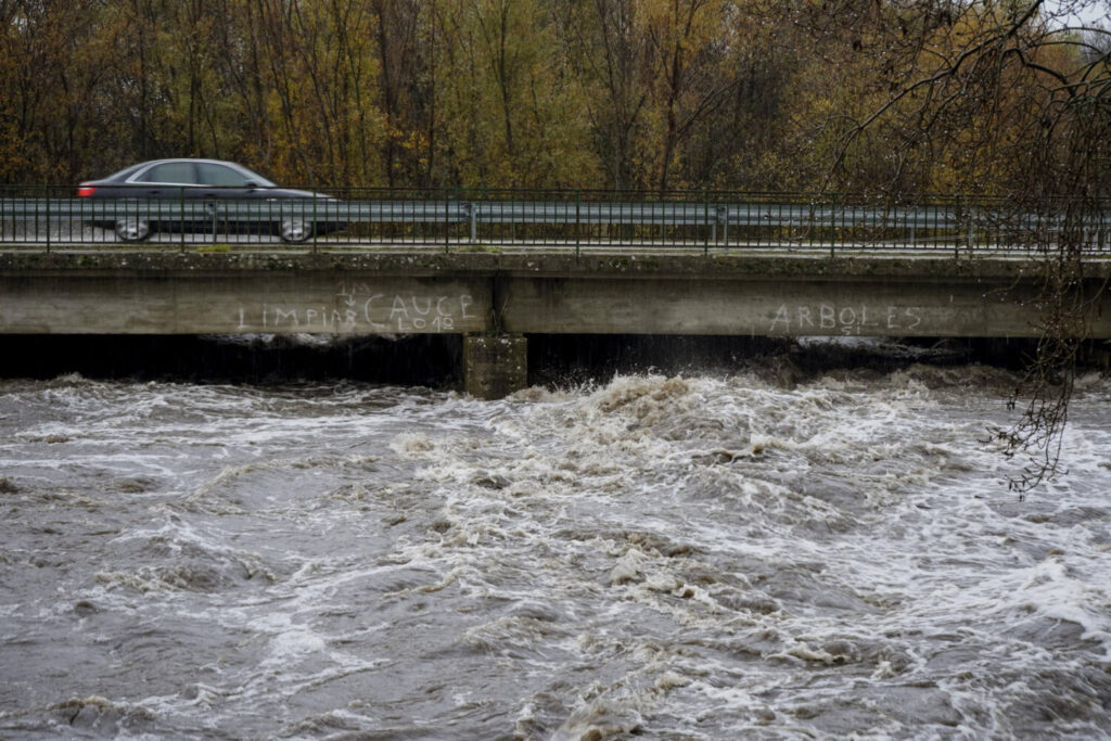 Cortes de carreteras y viviendas inundadas por la lluvia en Extremadura
