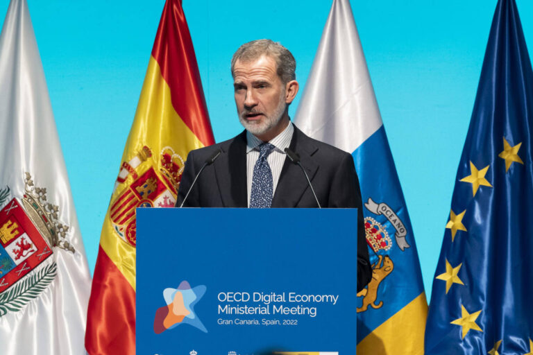 Felipe VI reclama «atención urgente» a los riesgos y oportunidades de la digitalización en la vida cotidiana
