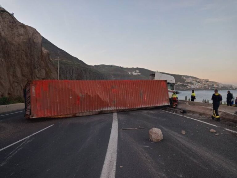 Vuelca un camión a la altura de La Laja, Gran Canaria
