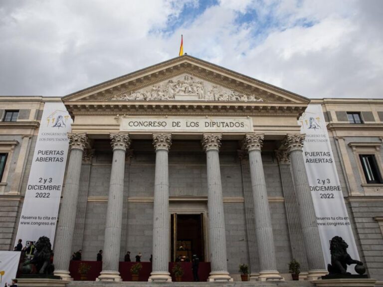 Día de la Constitución: Primer Izado Solemne de la Bandera en el Congreso