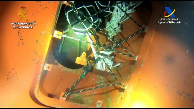 Intervenidos 125 kilos de cocaína oculta en la parte sumergida del casco de un barco