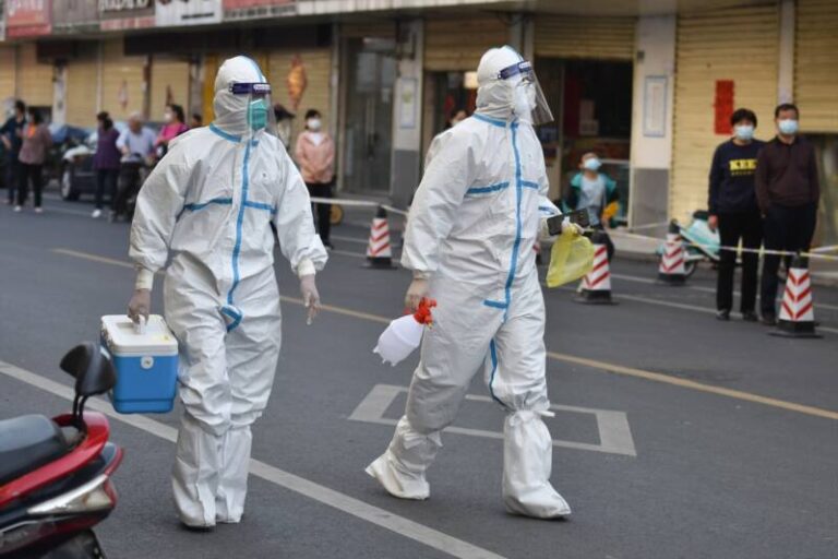 La OMS dice que el aumento de casos de COVID en China pone en duda el final de la emergencia