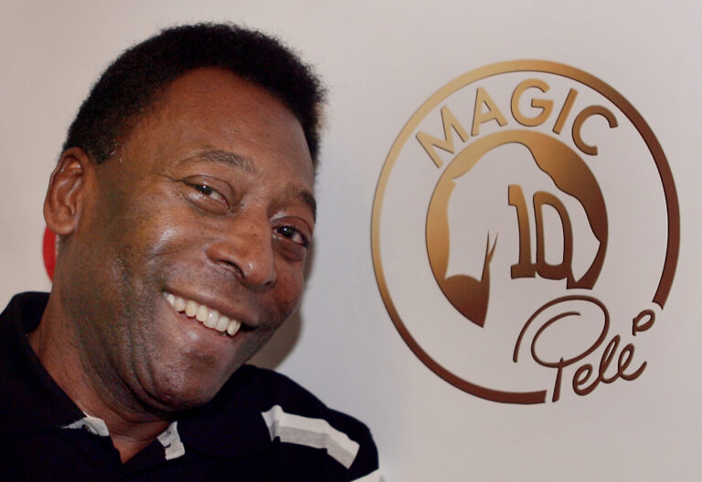 Pelé se mantiene estable aunque bajo tratamiento